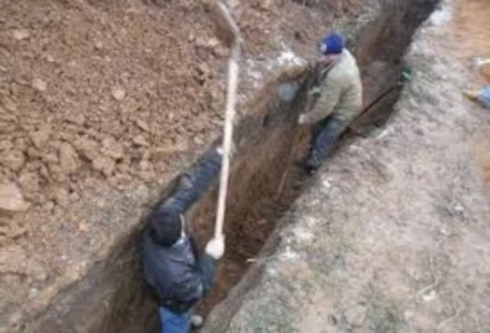 Рытье траншеи для ленточного фундамента в Воронеже